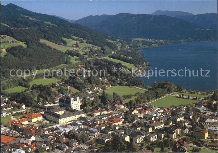 Mondsee Salzkammergut Pfarrkirche Schloss Fliegeraufnahme