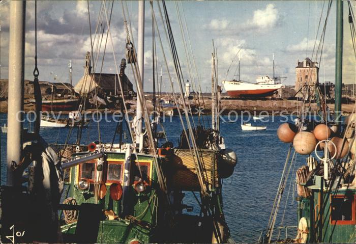 Camaret-sur-Mer Chalutiers dans port devant Sillon