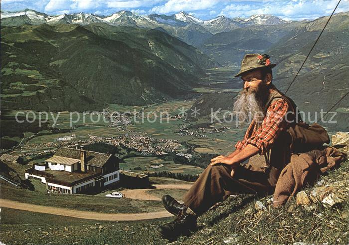 St Lorenzo Kronplatz Blick gegen Zillertaler Alpen Bergwanderer