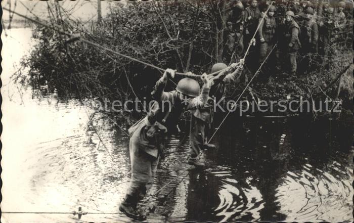 Militaria Belgien Traversee d une riviere entre deux cordes tendues