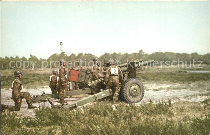 Geschuetze Obusier de 105 mm en position de tir