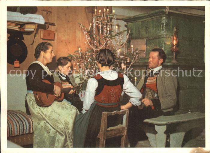Gitarre Familie Kachelofen Weihnachten Pfeife Weihnachtsbaum