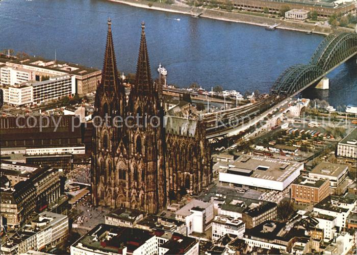 Koeln Rhein Fliegeraufnahme Dom Rheinufer