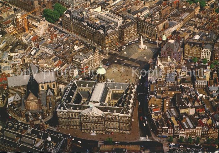 Amsterdam Niederlande Fliegeraufnahme mit koeniglichem Schloss und Nationaldenkm
