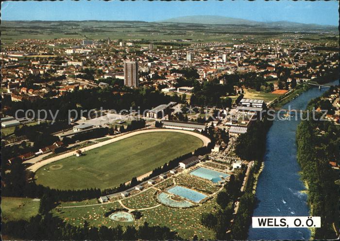 Wels Oberoesterreich Fliegeraufnahme mit Sportplatz und Freibad