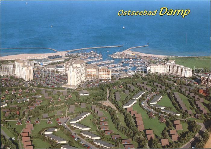 Damp Fliegeraufnahme mit Segelhafen