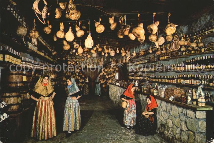 Mallorca Santa Maria Weinkeller Frauen in Tracht