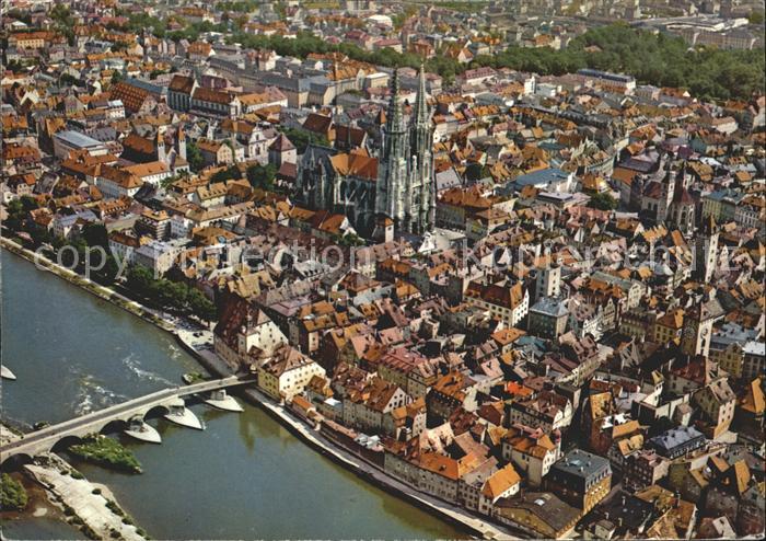 REGENSBURG Bayern Fliegeraufnahme mit Muenster und Brueckenpartie