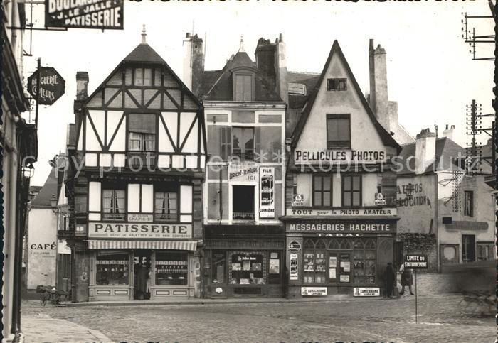 Auray Trois vieilles maisons Place de la Republique