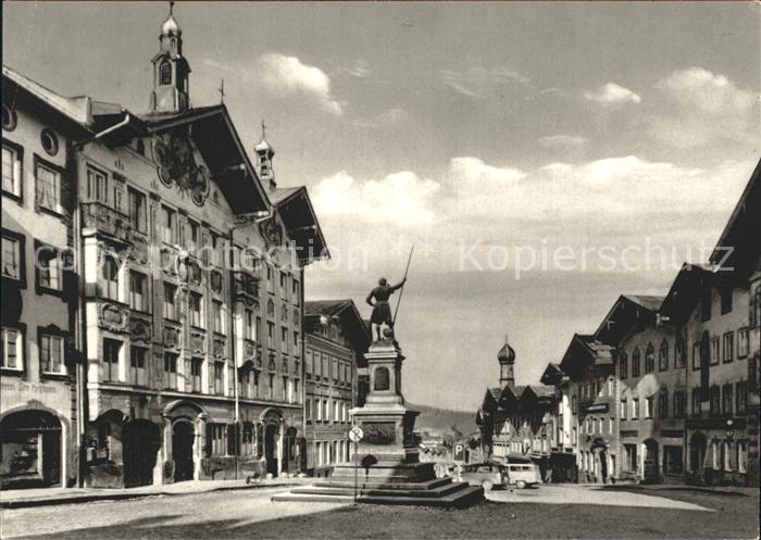 Bad Toelz Winzerdenkmal vor dem Rathaus