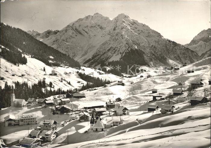Hirschegg Kleinwalsertal Vorarlberg mit Elferkopf und Zwoelferkopf
