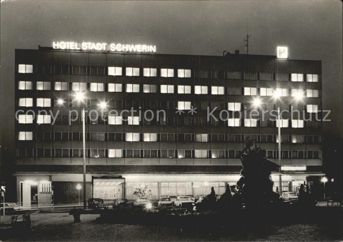 Schwerin Mecklenburg Hotel Stadt Schwerin bei Nacht