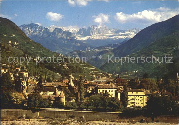 Bolzano Altstadt gegen den Rosengarten Dolomiten