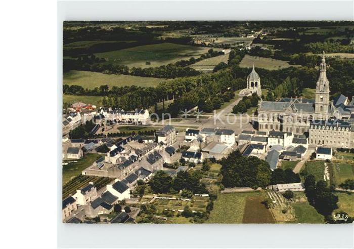 Sainte-Anne-d Auray Vue generale aerienne sur laquelle on reconnait La Basilique