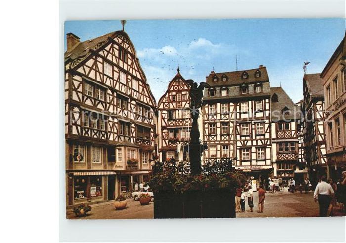 BERNKASTEL-KUES Berncastel Rheinland-Pfalz Markt mit St Michael Brunnen Fachwerk