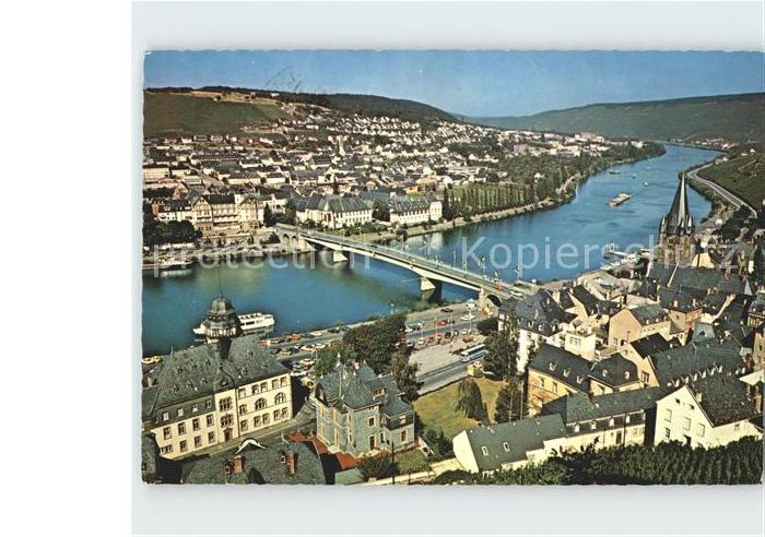 BERNKASTEL-KUES Berncastel Rheinland-Pfalz Moselpartie Fliegeraufnahme