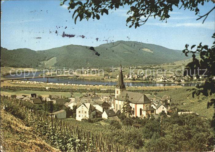 Senheim-Senhals Kirchenpartie mit Mosel Campingplatz
