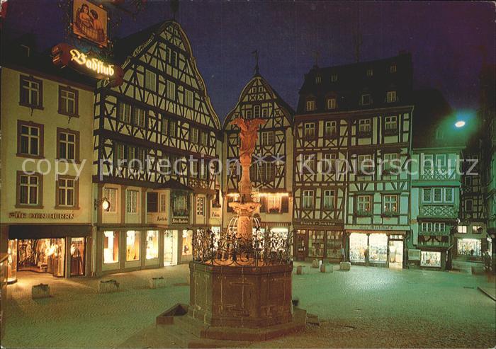 BERNKASTEL-KUES Berncastel Rheinland-Pfalz Marktplatz bei Nacht mit St. Michaels