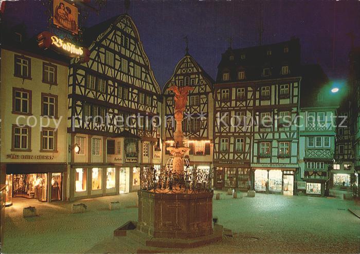 BERNKASTEL-KUES Berncastel Rheinland-Pfalz Marktplatz bei Nacht St. Michaelsbrun
