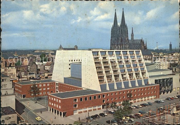 Koeln Rhein Opernhaus mit Dom