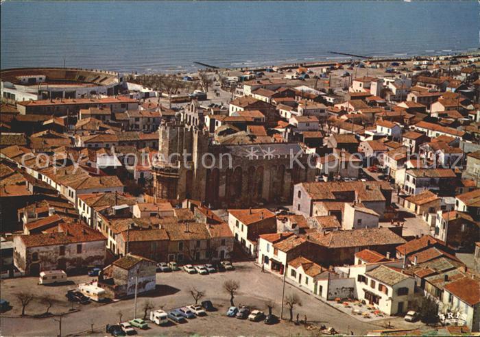 Saintes-Maries-de-la-Mer Eglise fortifiee les arenes et la plage vue aerienne