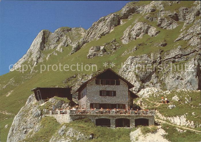Graen Tirol Pfrontner Huette mit Aggenstein Allgaeuer Alpen