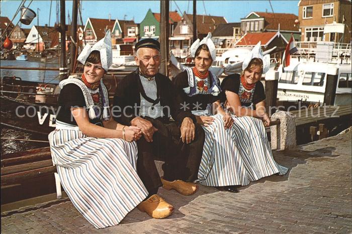 Volendam Frauen in Tracht mit Fischer am Hafen