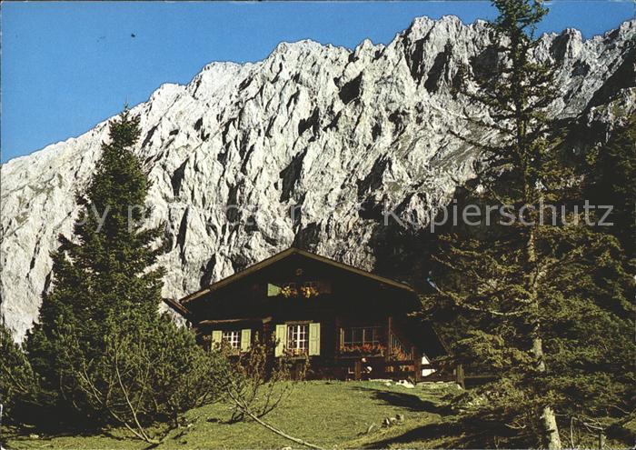 Mittenwald Bayern Hochlandhuette gegen Grosskarspitzen und Woerner Karwendelgebi