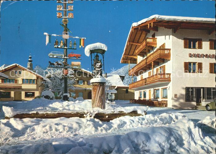 Ruhpolding Bayern Dorfplatz Maibaum Marienbrunnen