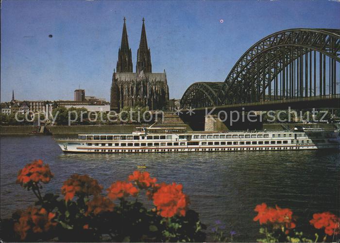 Motorschiffe Rheinpanorama Hohenzollernbruecke Koeln Dom