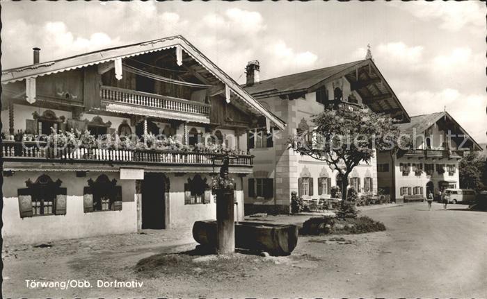 Toerwang Dorfpartie mit Brunnen