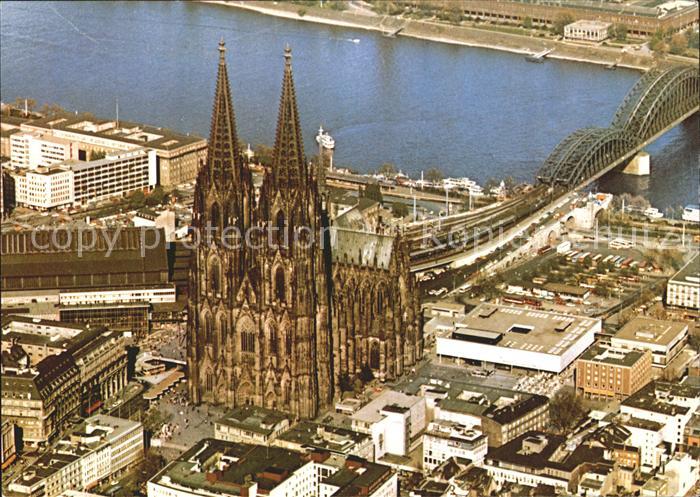 Koeln Rhein Fliegeraufnahme Dom Hauptbahnhof Hohenzollernbruecke