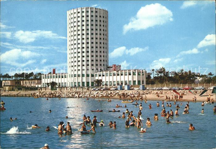 Marina di Massa Strand mit Fiat-Turm
