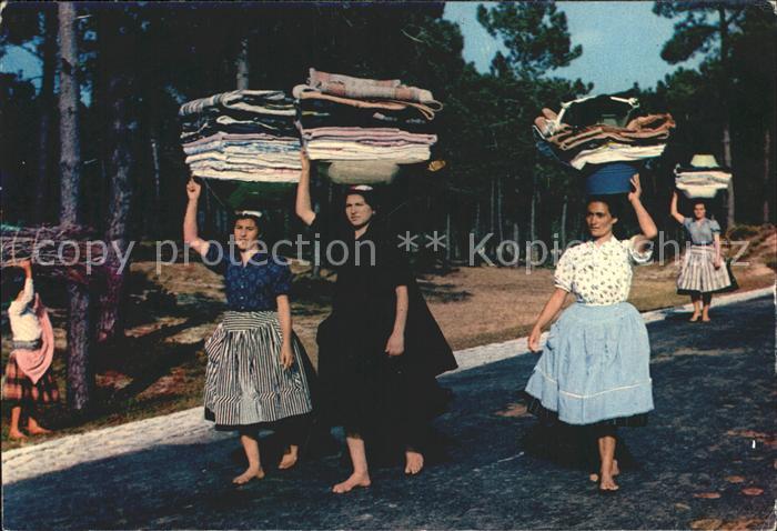 Nazare Portugal Lavadeiras com cargo de roupa