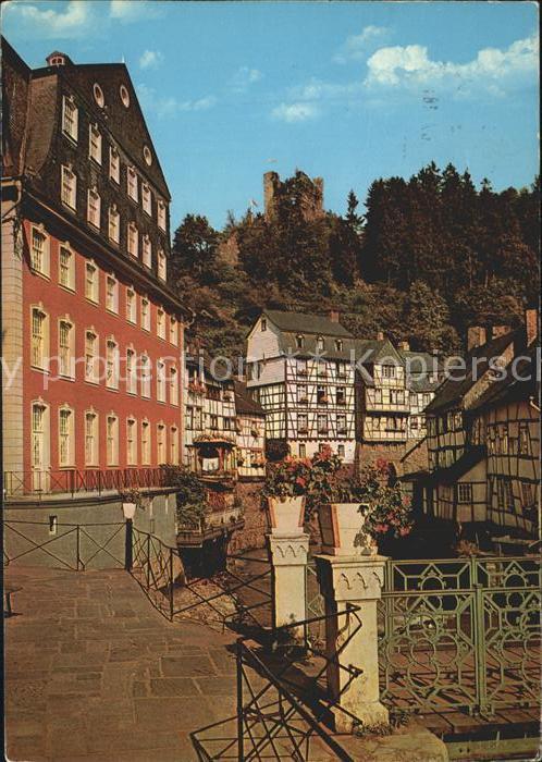 Monschau Montjoie NRW Altstadt Fachwerkhaeuser mit Blick zur Burg