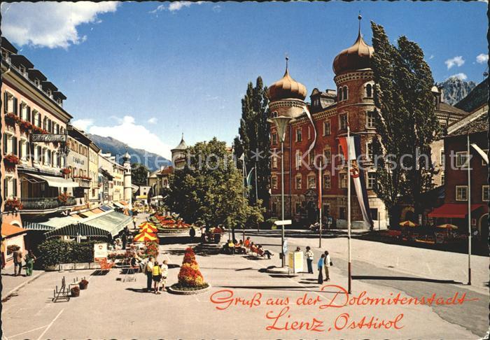 Lienz Tirol Fussgaengerzone mit Liebburg Dolomitenstadt