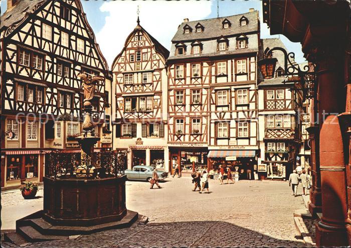 BERNKASTEL-KUES Berncastel Rheinland-Pfalz Marktplatz Brunnen Fachwerkhaeuser