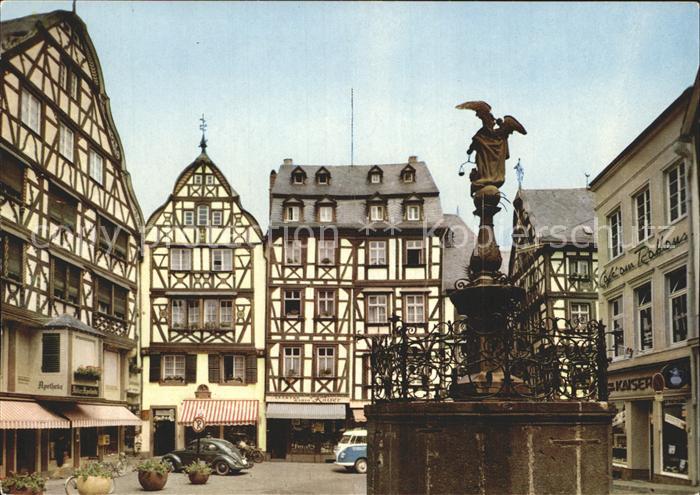 BERNKASTEL-KUES Berncastel Rheinland-Pfalz Marktplatz St Michael Brunnen Fachwer