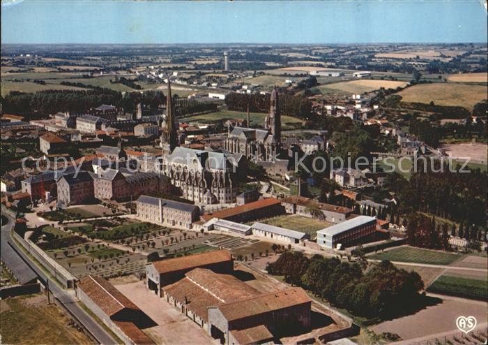 Saint-Laurent-sur-Sevre Basilique et Chapelle des Soeurs de la Sagesse vue aerie