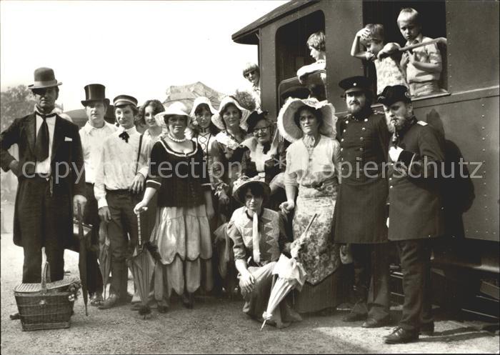 Radebeul Zugfahrgaeste in alter Kleidung