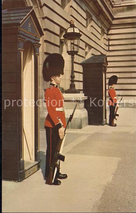 Leibgarde Wache IrisH Guards Sentry Duty Buckingham Pal