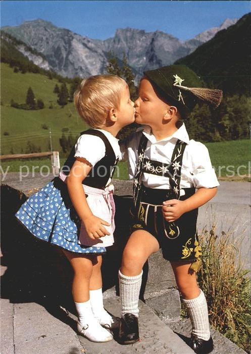 Kinder Child Enfants Kuss Trachten oesterreich