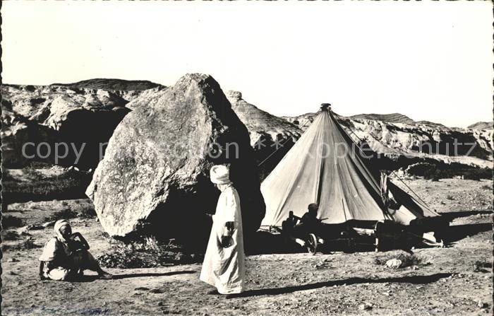 Alger Algerien Maenner mit Zelt