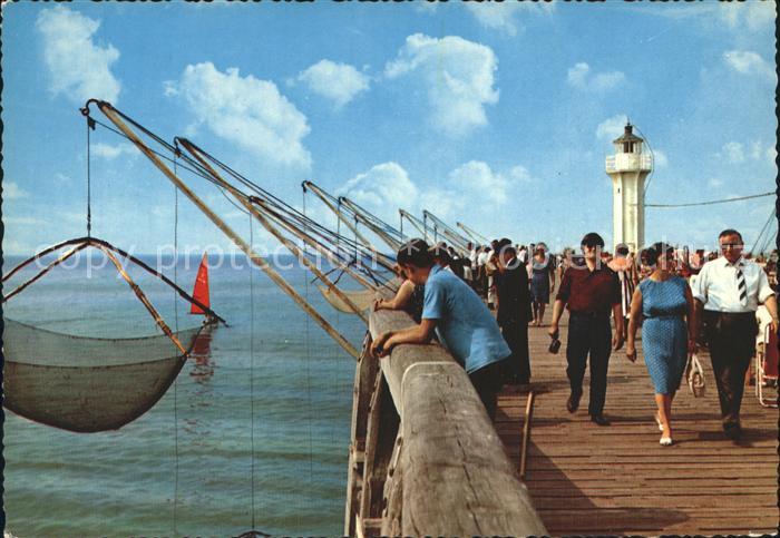 Belgien an der Belgischen Kueste Mole Angeln Leuchtturm