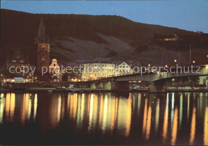 BERNKASTEL-KUES Berncastel Rheinland-Pfalz Brueckenpartie bei Nacht