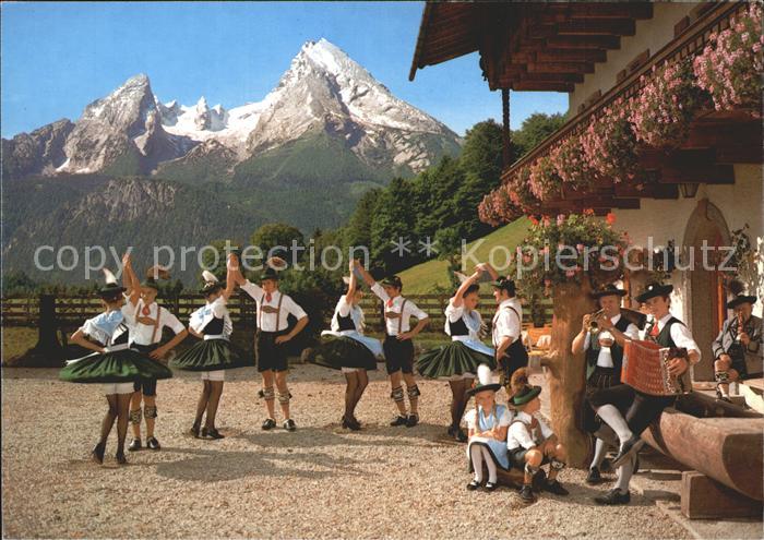 BERCHTESGADEN Bayern Trachtengruppe mit dem Watzmann