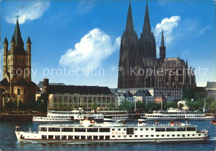 Motorschiffe Koeln Rheinufer Dom Gross-St. Martin