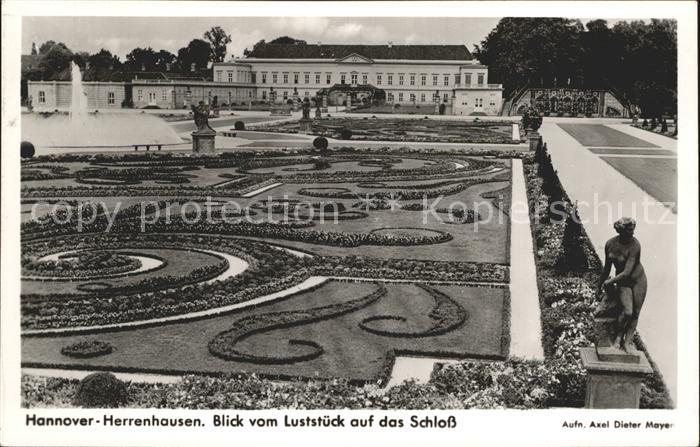 Herrenhausen Hannover Blick vom Luststueck auf das Schloss Garten Skulptur Sprin
