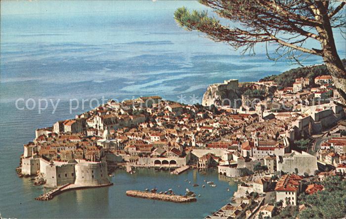 Dubrovnik Ragusa Blick auf die Altstadt Hafen Festung Kueste