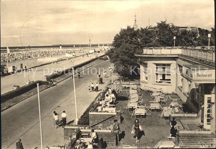 Warnemuende Ostseebad Blick von der Terrasse der HOG Strandhaus zum Strand